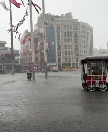 İstanbul’da sağanak yağış etkili oluyor