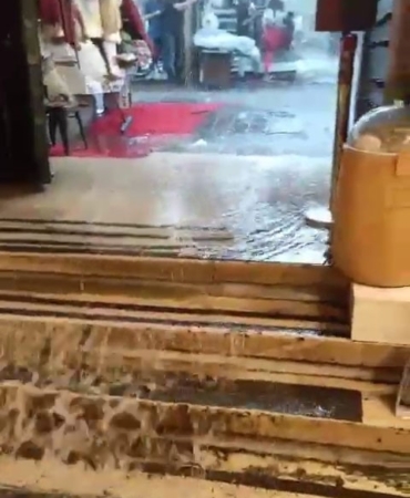 İstanbul’da sağanak yağış: Mısır Çarşısı’nı su bastı