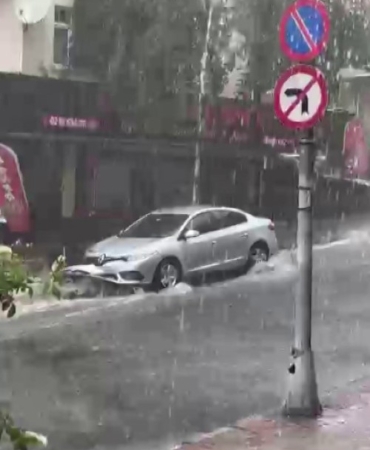 İstanbul’da yollar göle döndü, sürücüler zor anlar yaşadı