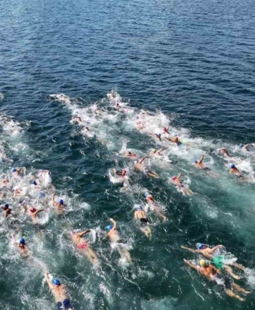 İzmit Körfezi’nde yüzücüler mavi sularda hedefe kulaç attı