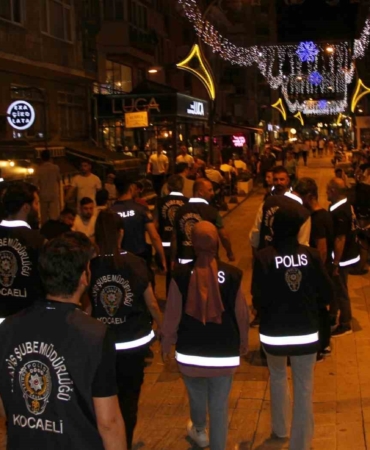 İzmit’te 2 günde 958 şahıs ve 45 araç polis kontrolünden geçti
