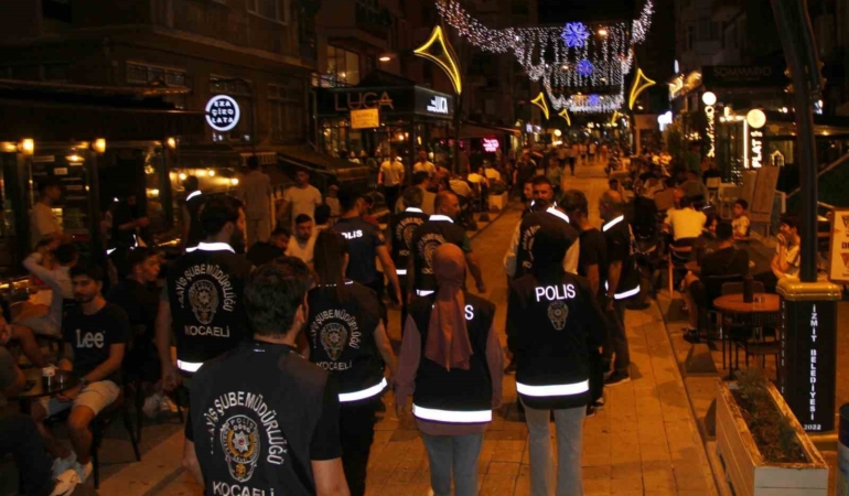 İzmit’te 2 günde 958 şahıs ve 45 araç polis kontrolünden geçti