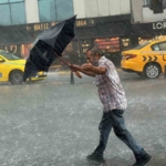 Kabataş’ta tramvay yolu su kanalına döndü, seferler durdu