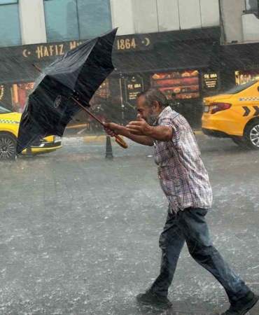 Kabataş’ta tramvay yolu su kanalına döndü, seferler durdu