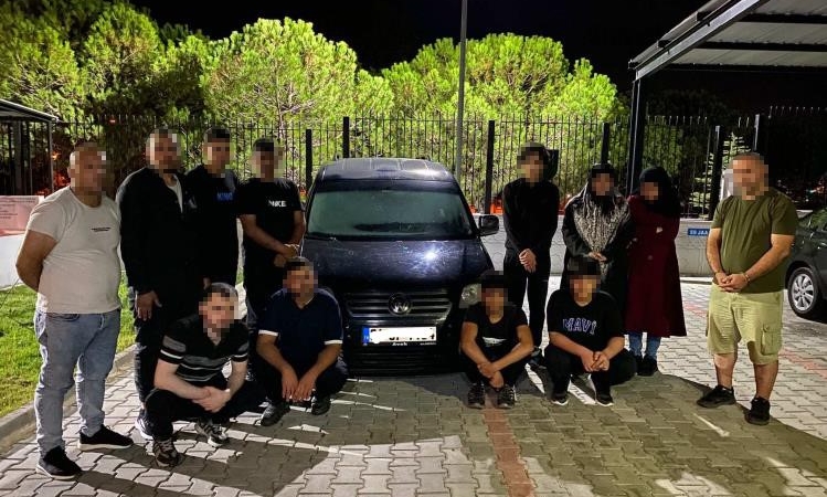 Kaçan araçtan 11 kaçak, bir organizatör yakalandı