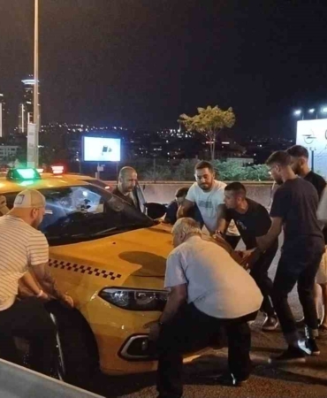 Kadıköy’de makas atan otomobil ticari taksiye çarptı: 1 yaralı