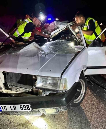 Kamyona çarpan Tofaş otomobilin çatısı uçtu: 3 ağır yaralı