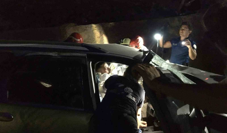 Kamyonla çarpışarak takla atan otomobil 15 metreden uçtu: 2 yaralı