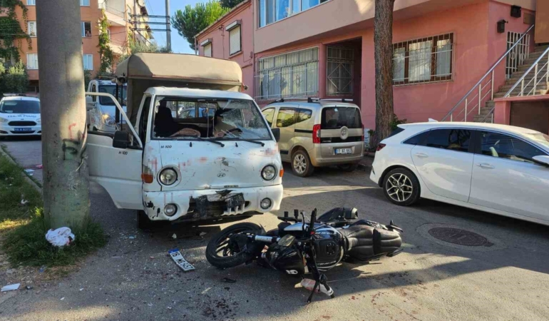 Kamyonun camından içeri girdi