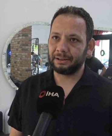 Kanser olan müşterisine destek olmak isteyen kuaför kendi saçını da kazıdı