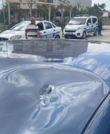 Kapaklı’da tahta yüklü kamyon 2 direği devirdi