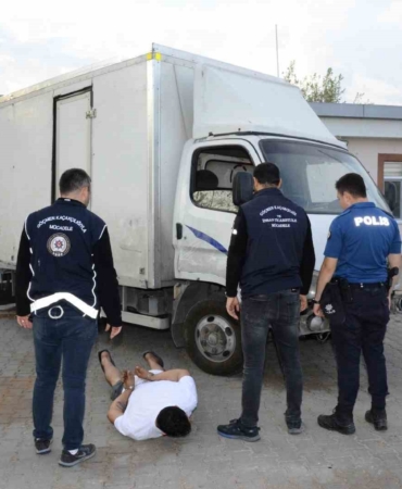 Kapalı kasa kamyonetle kaçarken yakalandılar: 1 organizatör ve 32 yabancı uyruklu yakalandı