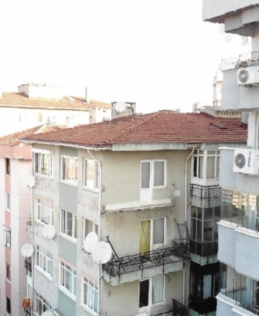 Kartal’da 6 katlı binada balkon çöktü