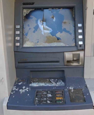 Kartal’da ATM’ye çekiçle böyle saldırdı