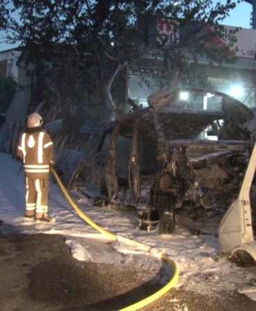 Kartal’da park halindeki iki araç alev alev yandı