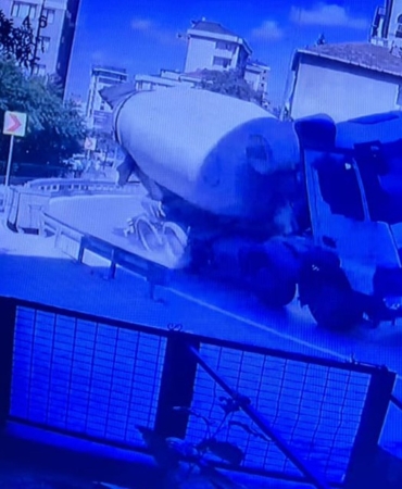 Kartal’da virajı alamayan beton mikseri yan yattı: 2 yaralı