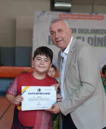 Kartal’da yaz spor okulunun 3. dönem öğrencileri sertifikalarını aldı