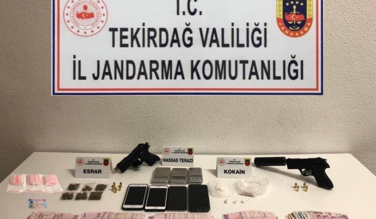 Kasten öldürme suçundan aranan zanlı silah, uyuşturucu ve paralarla yakalandı