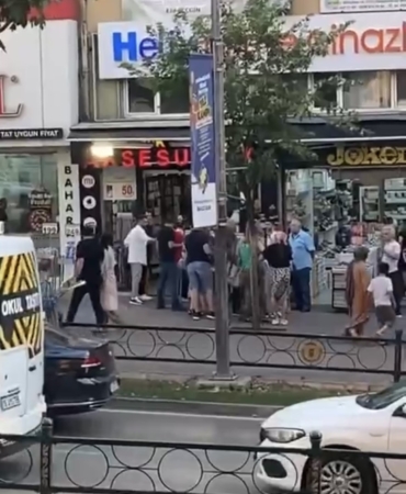 Kavgaya tutuşan kadınlar caddeyi birbirine kattı