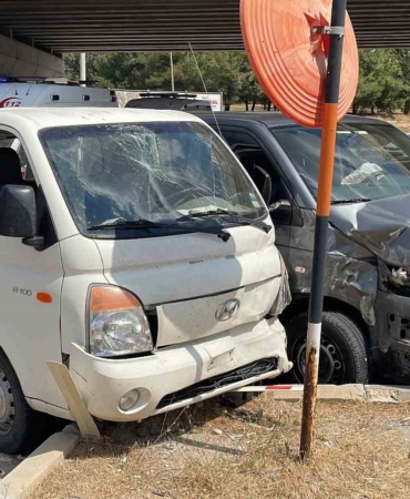 Keşan’da kamyonet ile minibüsün çarpıştığı kazada 1 kişi yaralandı