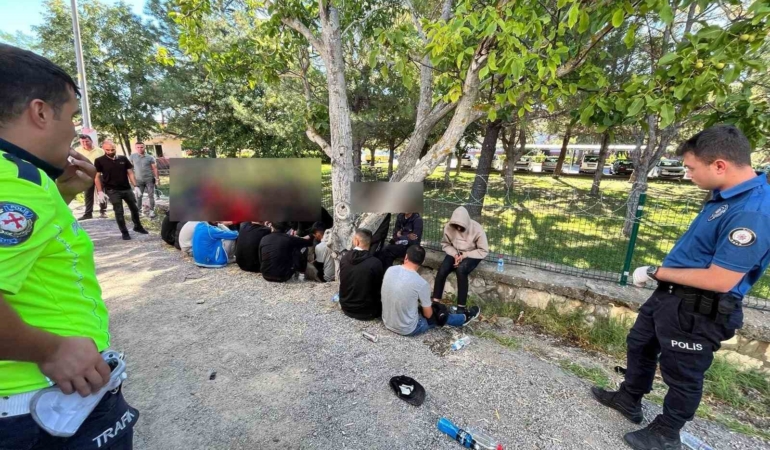 Kırklareli’nde durdurulan tırın dorsesinde 21 kaçak göçmen yakalandı