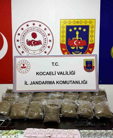 Kocaeli’de 2 araçta 23 kilo bonzai ele geçirildi