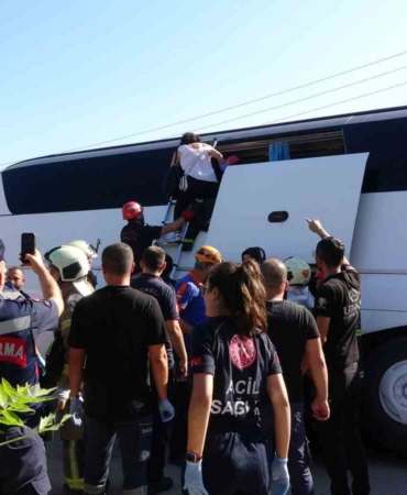 Kocaeli’de tur otobüsü yan yattı: 43 kişi bir saatte kurtarıldı