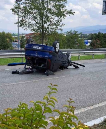 Kontrolden çıkan otomobil, bariyerlere çarparak ters döndü: 1 hafif yaralı