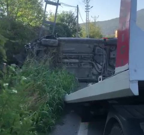 Kontrolden çıkan otomobil elektrik direğine çarparak yan yattı: 1 yaralı