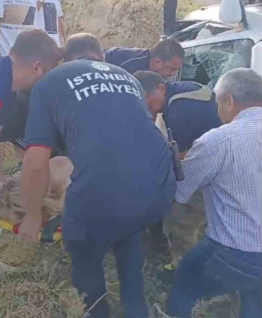 Kontrolden çıkan otomobil yan yattı, sıkışan sürücü güçlükle kurtarıldı