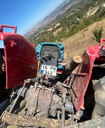 Kontrolden çıkan traktör bahçeye girdi, 4 kişi yaralandı