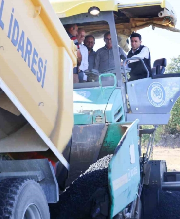 Köy yolları yeni baştan yapılmaya devam ediyor