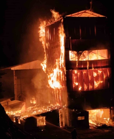 Krom maden tesisi alev alev yandı, 18 araç müdahale etti