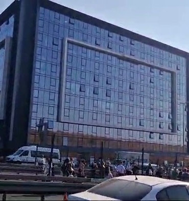 Küçükçekmece Sefaköy’de metrobüs kazaya karıştı. Olay yerine itfaiye, polis ve sağlık ekipleri sevk edildi.