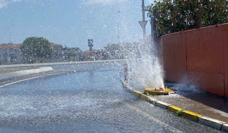 Küçükçekmece’de ana su borusu patladı, tonlarca su boşa aktı