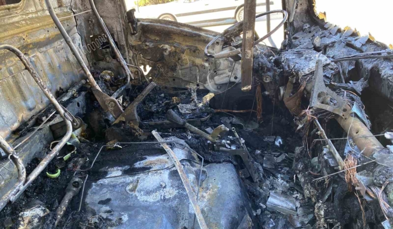 Küçükçekmece’de kozmetik ürün yüklü kamyonet alev alev yandı