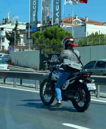Küçükçekmece’de motosikletle tehlikeli yolculuk kamerada