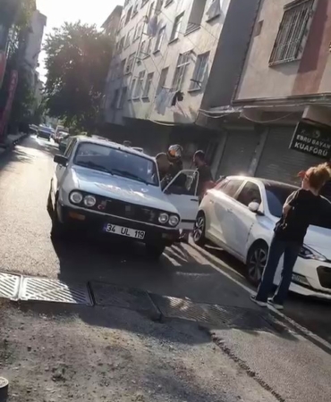 Küçükçekmece’de tamirciden çaldıkları araç bozulunca sahibine yakalandılar