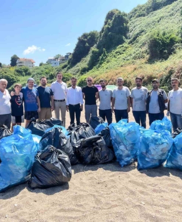 Kurşunlu sahilinde örnek temizlik hareketi