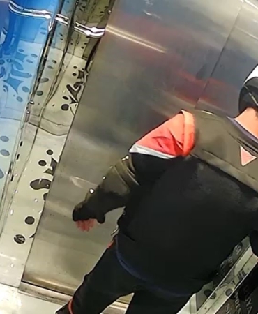 Kurye tuvaletini yaptığı asansörde mahsur kaldı