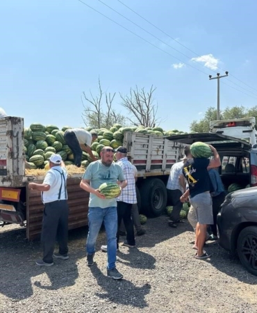Lüleburgaz’da hayırseverler 25 ton karpuz dağıttı