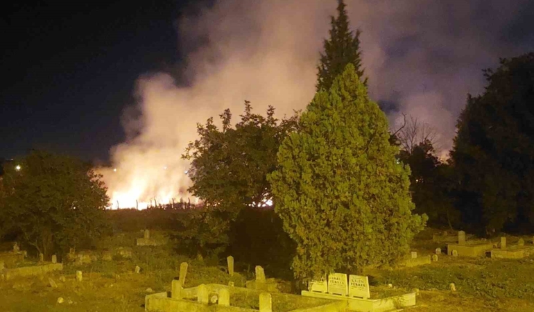 Lüleburgaz’da mezarlıkta çıkan yangın söndürüldü