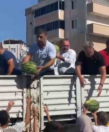 Mahalleliye karpuz dağıtıldı: 27 ton 1 saatte bitti