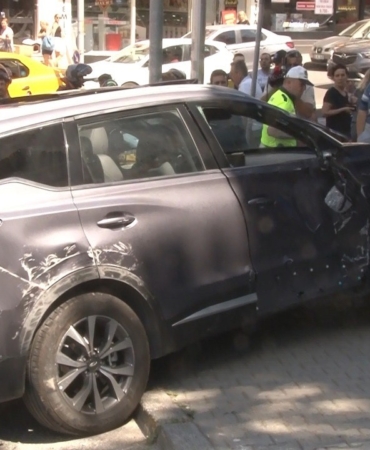 Maltepe’de aracının kontrolünü kaybetti, dükkana daldı: 3 yaralı