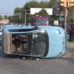 Maltepe’de kontrolden çıkan otomobil yan yattı