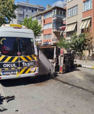 Maltepe’de süt yüklü kamyonet devrildi: 2 yaralı