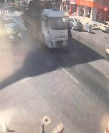 Maltepe’de yolun karşısına geçmeye çalışan çocuğa vinç aracı çarptı, o anlar kamerada