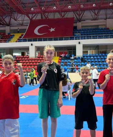 Manyaslı karateciler başarıya doymuyor