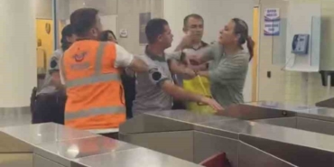Marmaray’da kadın yolcu ile güvenlik görevleri arasındaki kavga kamerada