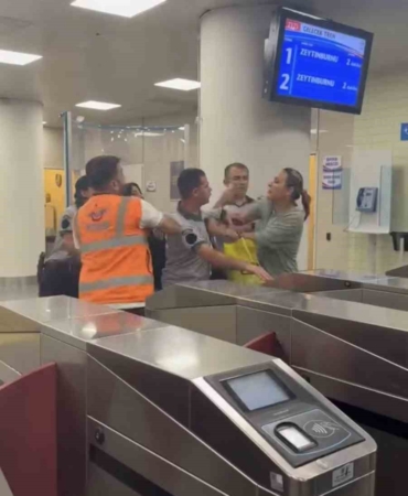 Marmaray’da kadın yolcu ile güvenlik görevleri arasındaki kavga kamerada